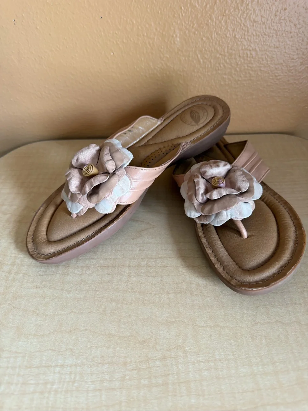 🌼Nurture Tan Leather Floral Thong Comfortable Cushioned Sandals Size 7.5